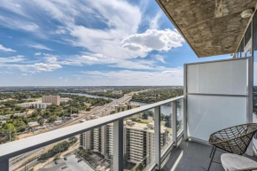 Luxury 1BR with Views, Rooftop Pool and Walk To Rainey St.